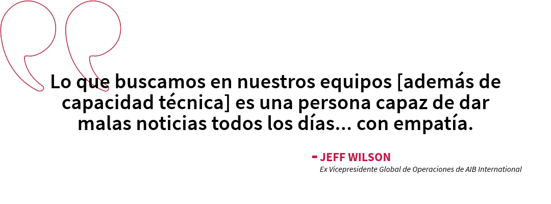 Cita destacada del ex Vicepresidente Global de Operaciones de AIB International, Jeff Wilson, en la que enfatiza la importancia de la empatía junto con la capacidad técnica al comunicar hallazgos difíciles de inocuidad alimentaria.