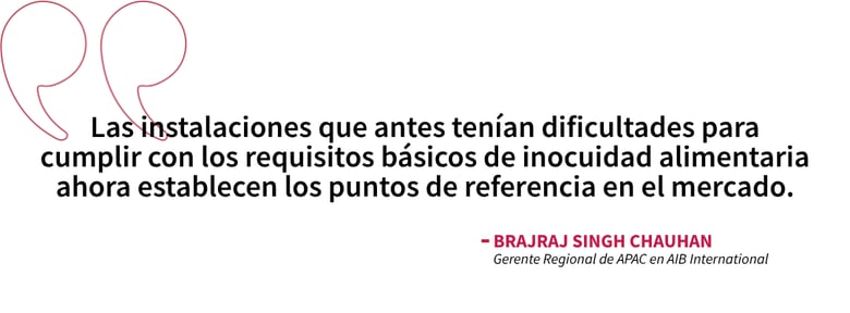 Cita destacada de Brajraj Singh Chauhan que describe cómo las instalaciones que utilizan las Normas Consolidadas de AIB International pueden pasar de tener dificultades para cumplir con los requisitos básicos de inocuidad alimentaria a establecer puntos de referencia para la industria.