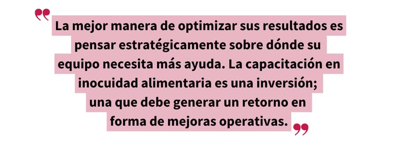 Cita destacada estilizada que enfatiza la capacitación estratégica en inocuidad alimentaria como una inversión que impulsa mejoras operativas, con el siguiente texto: “La mejor manera de optimizar sus resultados es pensar estratégicamente sobre dónde su equipo necesita más ayuda. La capacitación en inocuidad alimentaria es una inversión; una que debe generar un retorno en forma de mejoras operativas.”